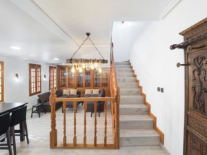 Escaleras del salón