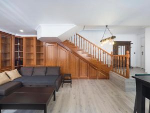 Vista del salón y las escaleras